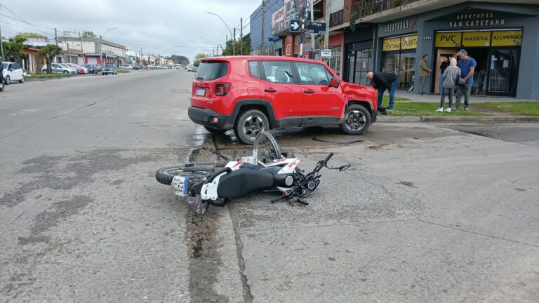 Brutal choque en la avenida Colón dejó a un motociclista hospitalizado