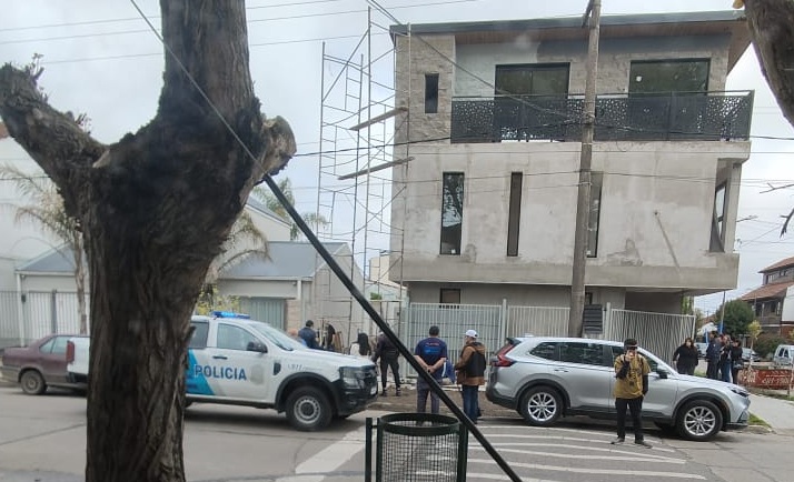 Cómo fue la descarga eléctrica que dejó a tres obreros en grave estado