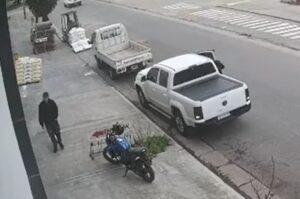 Video: dejó su camioneta estacionada a metros de una transitada avenida y le robaron todo