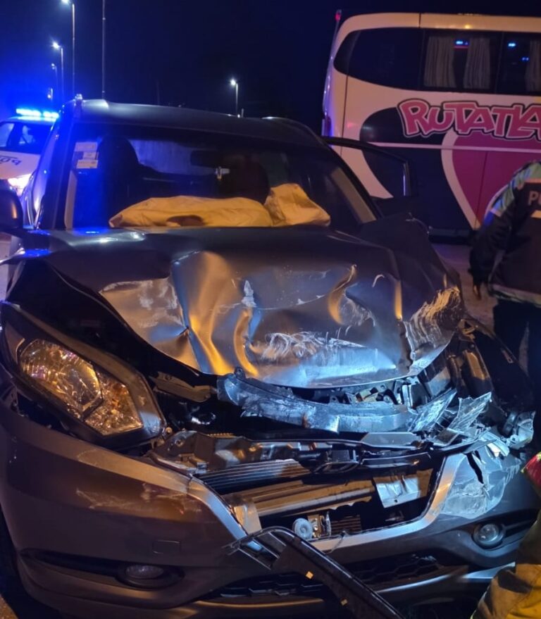 Fuerte choque en la Ruta 2 en el inicio del fin de semana largo: una mujer herida