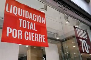 “Este comercio no soporta más el modelo económico”: empezarán a instalar carteles en las pymes ante la crisis