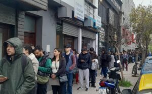 Casi 10 cuadras de cola para acceder a un puesto de trabajo en Mar del Plata